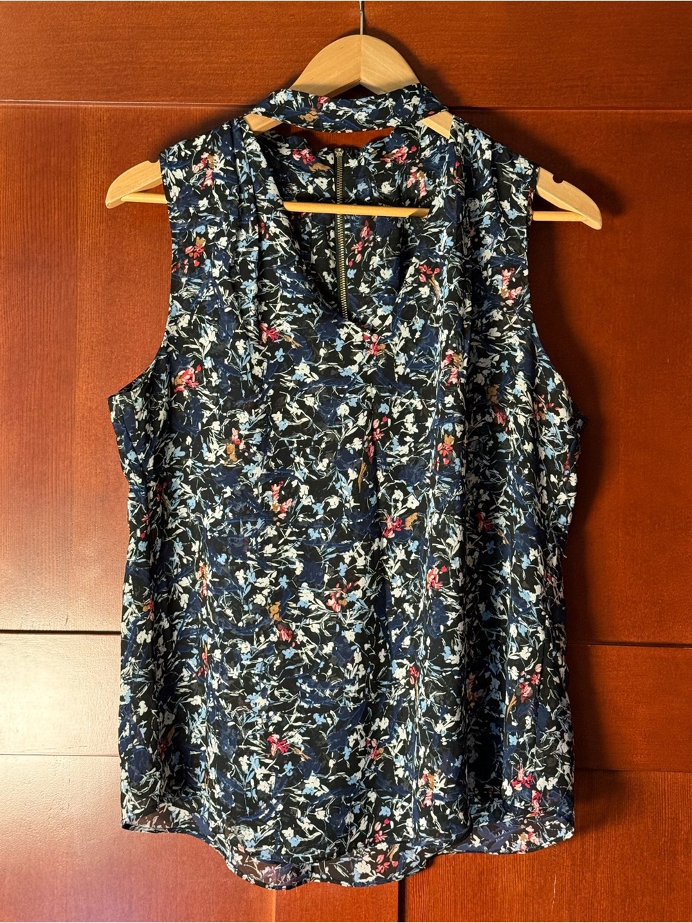 White House Black Market Floral Mock Neck Choker Sleeveless Blouse Size 10